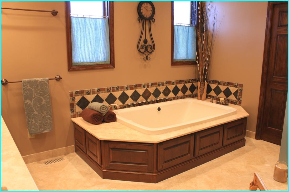 Bath with tiled tub surround